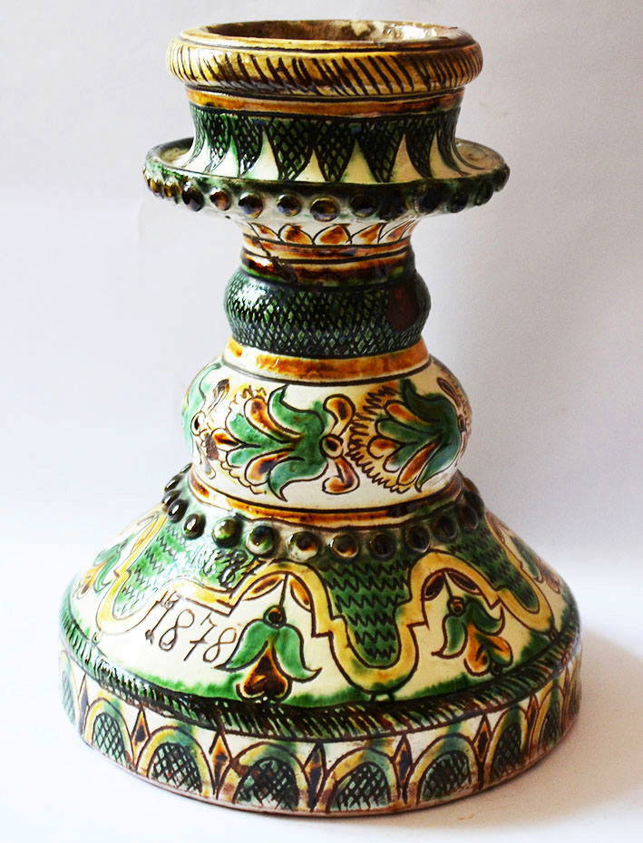 О. Бахматюк. Свічник. Глина, ангоби, полива, формування, ритування, розпис. 1878. м. Косів Івано-Франківської обл.